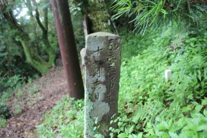 36番札所への遍路道「塚地峠」にある江戸期石碑（2016.6）