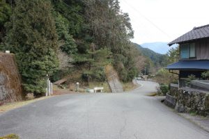 鍋岩：左は玉ケ峠ルート　右は神山温泉ルート（2016.2）