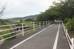 赤野休憩所付近のくろしお鉄道と交差する遍路道（2016.6）