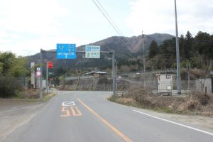 長谷分岐：（左）夏子ダムルート　（正面）尾根ルート　（右）落合ルート　（2016.3）