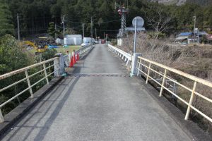 那賀川に架かる水井橋。そのたもとに唯一の自動販売機（2016.3）
