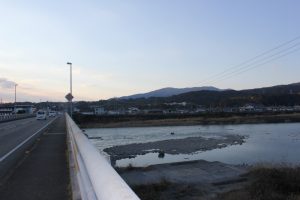 奈半利橋から神峯山を望む（2013.3）