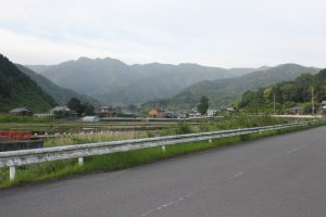 高速道路交差付近から横峰山を望む（2016.4）