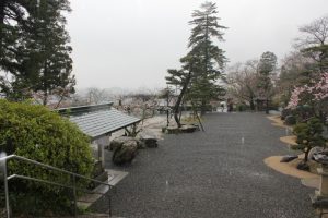 繁多寺境内から松山市街は靄の中（2016.4）