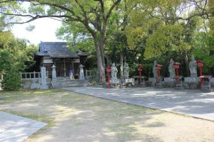 屋島寺境内片隅の熊野神社（2016.4）