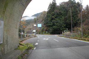 鵯田峠へ　落合トンネル分岐（2016.12）