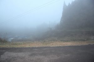 霧が立ち込めた境目峠より佐野方面（2016.12）