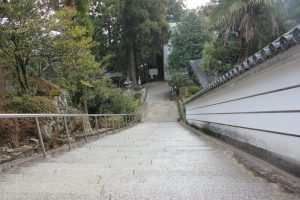 太龍寺へは一直線。本堂から階段を下り山道へ（2017.1）