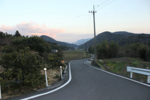 雲辺寺山道から一般道へ。前方に讃岐平野が（2017.2）