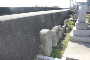 広瀬集会所脇の墓地。江戸期の無縁仏が（2017.2）