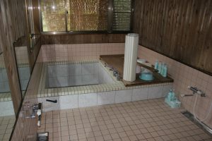 広い風呂場。名物の檜風呂はタイルに（2017.4）