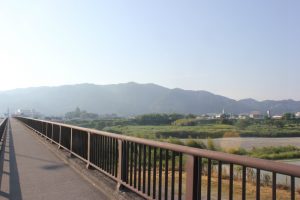 上鮎喰橋より地蔵越ルート（右鞍部）を望む（2017.5）