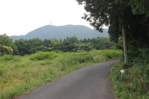 尾根道から雲辺寺山頂を望む（2017.6.24）