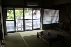 部屋から本山寺の境内が（2017.8）