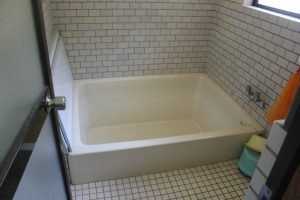 ちょっと広めの風呂。普通ﾀｲﾌﾟの風呂も（2017.9）