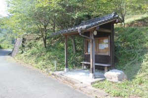 高山集会所上三叉路脇の休憩所（2017.9）