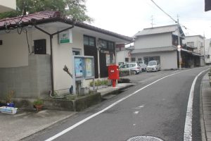 寒川郵便局脇には藩領界石がある（2017.9）