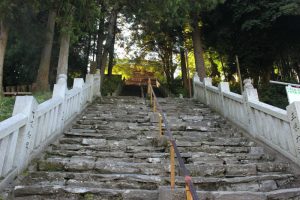 三角寺仁王門への階段（2017.11）