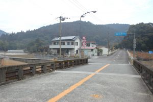 市野瀬橋で振り返ると、前方伊豆田峠。左39番札所（2018.2）