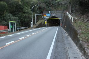 焼坂トンネル、歩道は分離されてない（2018.2）