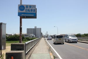 香東川橋を渡る（2018.5）